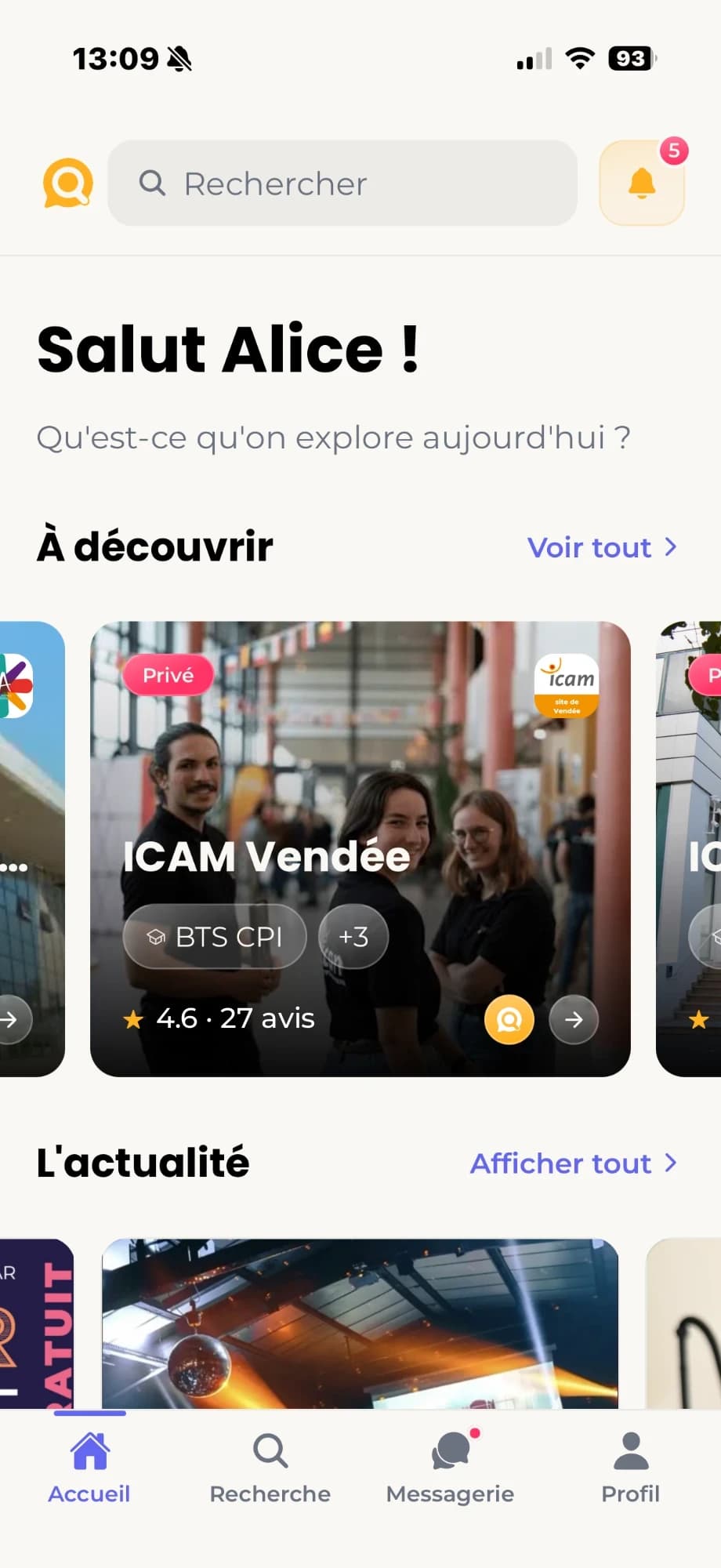Écran d'accueil de l'application Askool : recherche, établissements à découvrir et actualité.